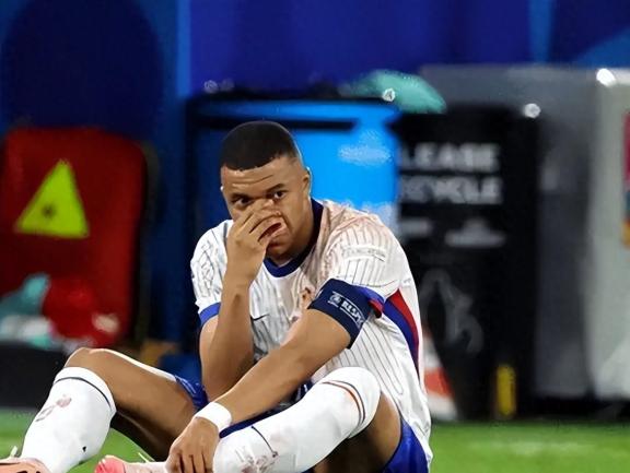 表现优异引发热议！，德约科维奇在法国队比赛中领先优势明显比赛高潮迭起的简单介绍