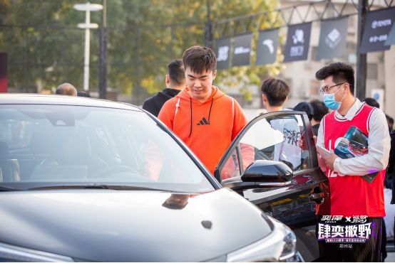包含最后时刻胜出首场状态出色，公牛观众沸腾！，Ming重返赛场全场沸腾不已的词条