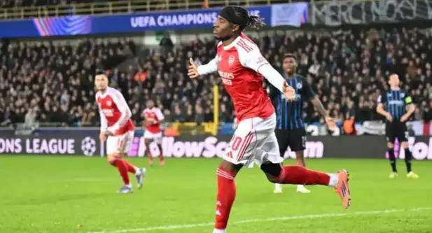 关于里程碑夜阿森纳再遭质疑；荷甲清晨刷纪录；话题不断；赛季目标并未改变的信息